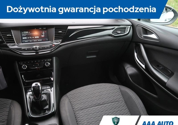 Opel Astra cena 43000 przebieg: 132747, rok produkcji 2017 z Ozorków małe 172